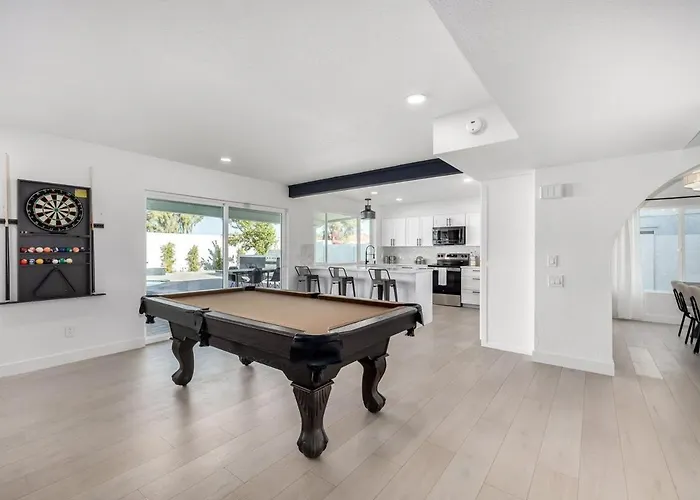 Modern House In Lakes Community Tempe