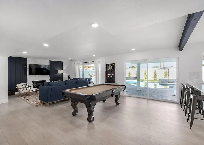 Modern House In Lakes Community