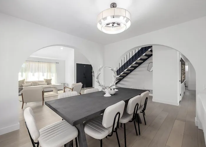 Modern House In Lakes Community Tempe