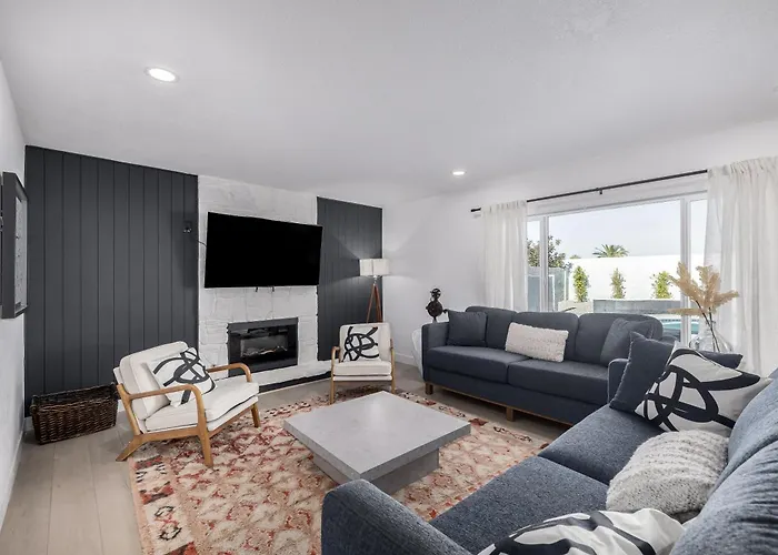 Modern House In Lakes Community *